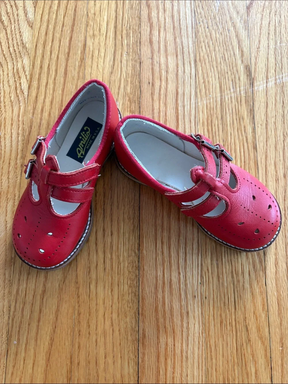 Amilio bright red
